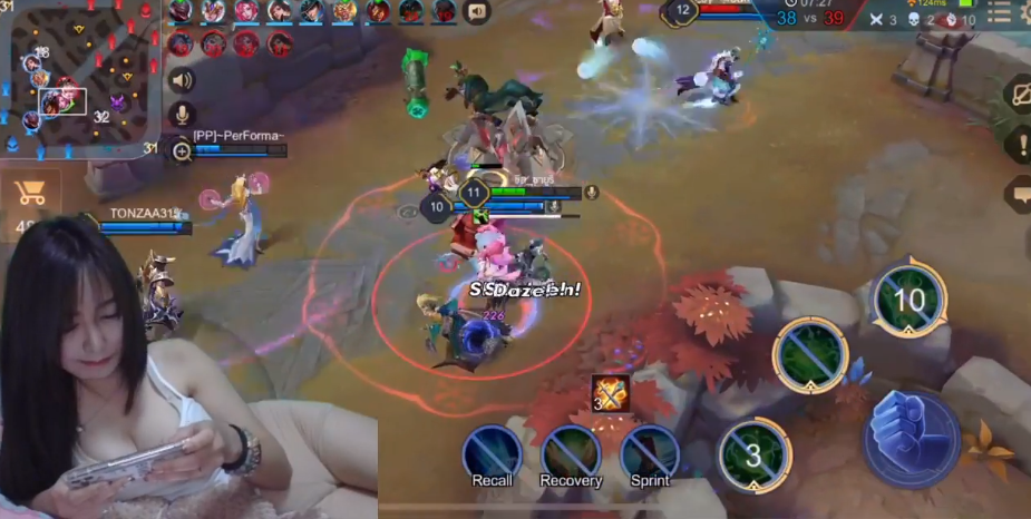 This Beautiful Live Streamer Game Push Rank Game Moba while lying down, auto fails to focus